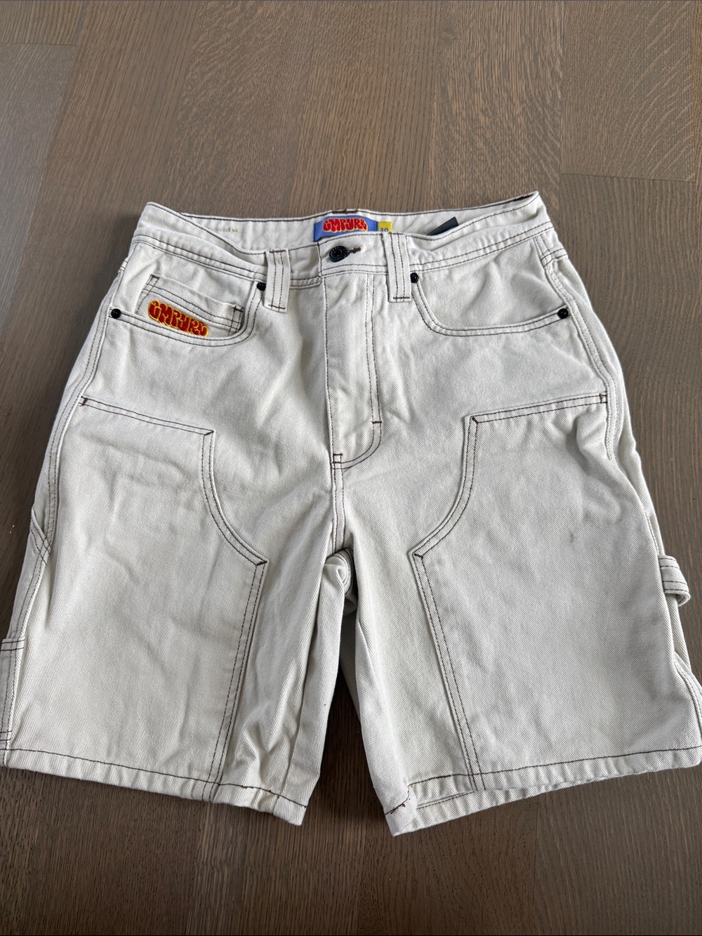 White contrast stitching empyre cargo shorts